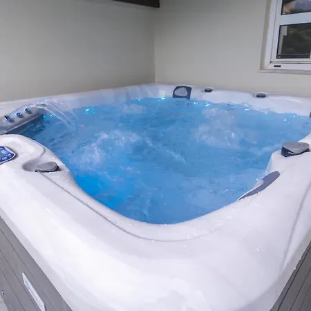 Ventus, 40sqm Private Pool & Hot Tub! Apartment