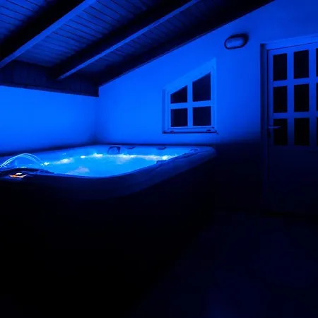 Ventus, 40sqm Private Pool & Hot Tub! Apartment