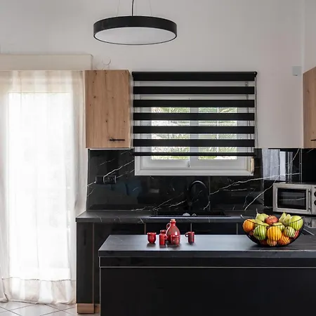 Ventus, 40sqm Private Pool & Hot Tub! Roussospition
