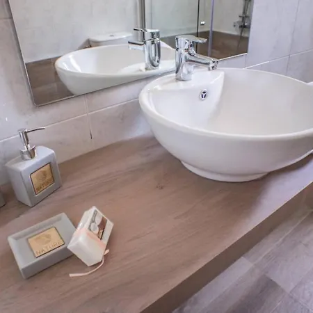 Ventus, 40sqm Private Pool & Hot Tub! Roussospition