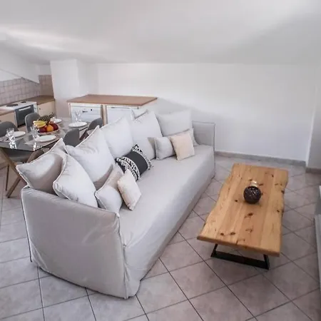 Apartment Ventus, 40sqm Private Pool & Hot Tub!